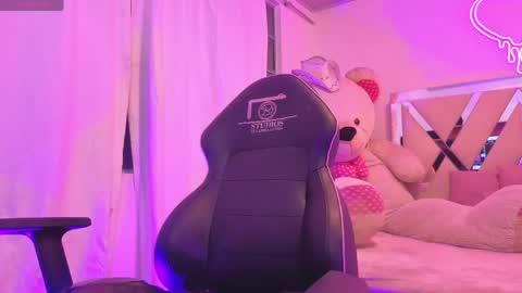 Snapshot of zury_tay chatting on May 2026 03:45:02 AM ZURY online show from May 2026 03:45:02 AM