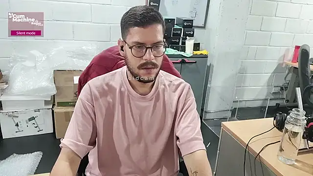 Snapshot of AndyHepburn chatting on October 2025 01:41:02 PM AndyHepburn online show from October 2025 01:41:02 PM