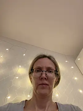 Snapshot of angelmommu chatting on February 2026 11:17:01 AM angelmommu online show from February 2026 11:17:01 AM