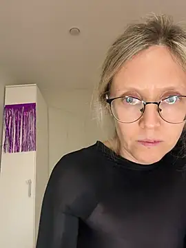 Snapshot of angelmommu chatting on February 2026 07:45:02 PM angelmommu online show from February 2026 07:45:02 PM