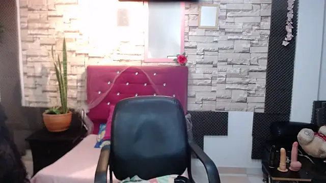 Snapshot of MarianaNight02 chatting on December 2024 11:17:01 PM MarianaNight02 online show from December 2024 11:17:01 PM