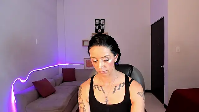 Kristen Garner online show from November 2025 08:33:02 PM