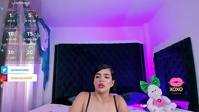 nikolsmithh online show from October 2025 06:32:01 PM