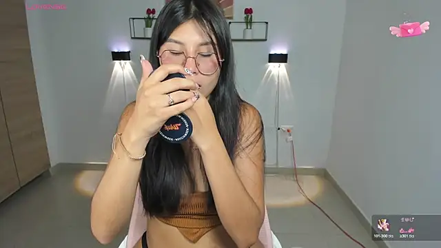 Snapshot of emily_villamil chatting on October 2025 09:04:02 PM emily villamil online show from October 2025 09:04:02 PM