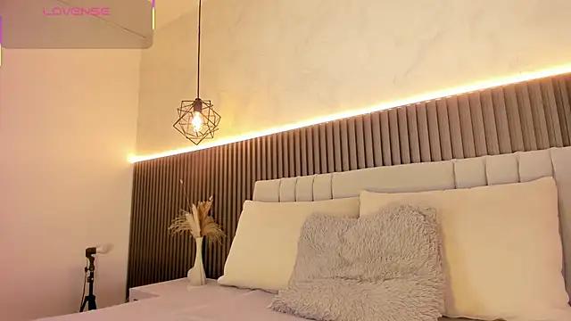 SHANONCLARK online show from October 2025 07:00:01 PM