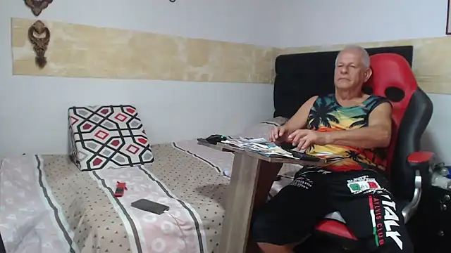 Snapshot of VALENTINO1983_ chatting on October 2025 03:45:02 PM VALENTINO1983 online show from October 2025 03:45:02 PM