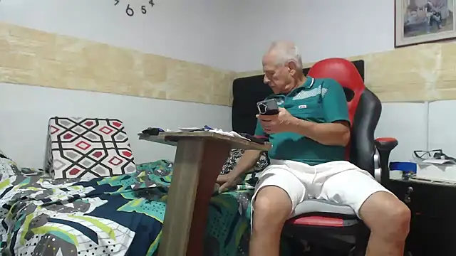 Snapshot of VALENTINO1983_ chatting on November 2025 02:45:02 AM VALENTINO1983 online show from November 2025 02:45:02 AM