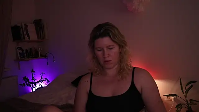 moonamii online show from December 2025 08:04:02 PM