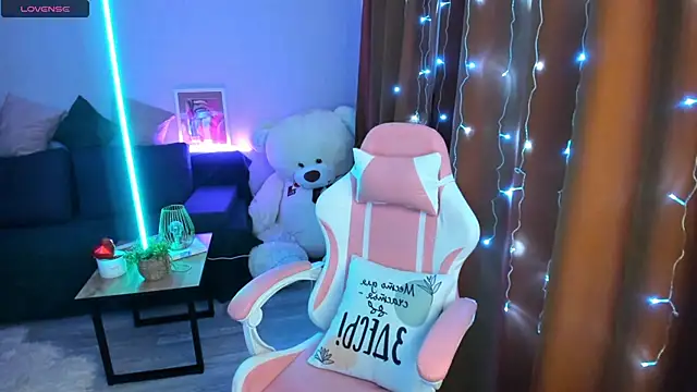 Snapshot of Queen_baby chatting on December 2025 02:38:01 AM Queen baby online show from December 2025 02:38:01 AM