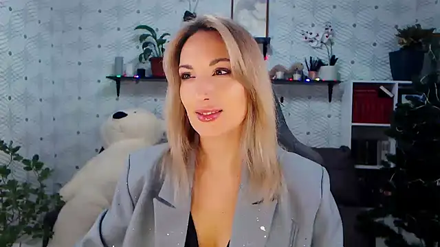 Snapshot of MillaXQueen chatting on December 2025 03:28:02 PM MillaXQueen online show from December 2025 03:28:02 PM