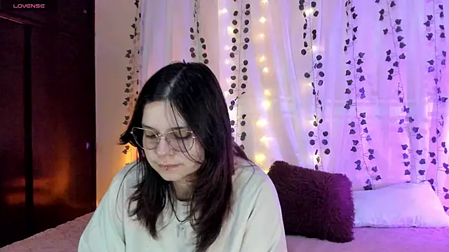 Snapshot of Mey_moon chatting on December 2024 08:18:01 PM Mey moon online show from December 2024 08:18:01 PM