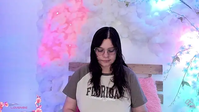 Snapshot of Mey_moon chatting on February 2025 10:54:01 PM Mey moon online show from February 2025 10:54:01 PM