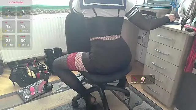 Snapshot of SissyLunaCD chatting on March 2025 03:50:02 PM SissyLunaCD online show from March 2025 03:50:02 PM