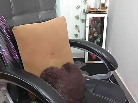 Snapshot of shivi_moto chatting on November 2025 04:44:01 AM shivi moto online show from November 2025 04:44:01 AM