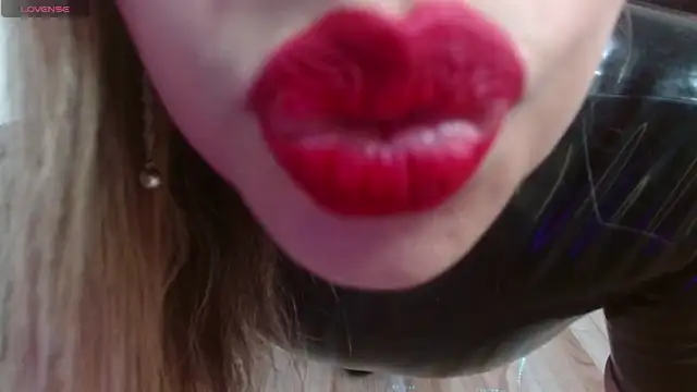 Snapshot of LatexDevil_Blondie chatting on December 2024 04:58:01 PM LatexDevil Blondie online show from December 2024 04:58:01 PM