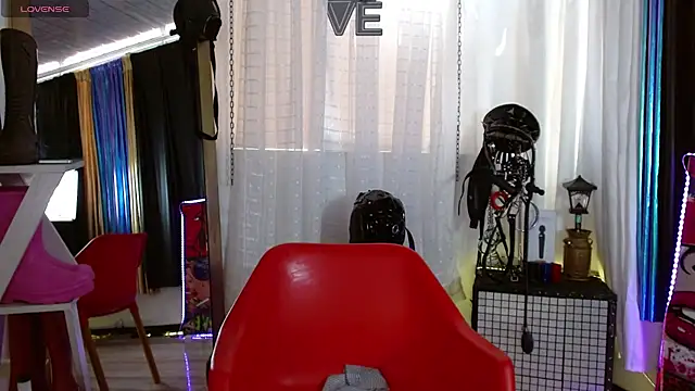 Snapshot of LatexDevil_Blondie chatting on January 2025 04:19:01 PM LatexDevil Blondie online show from January 2025 04:19:01 PM