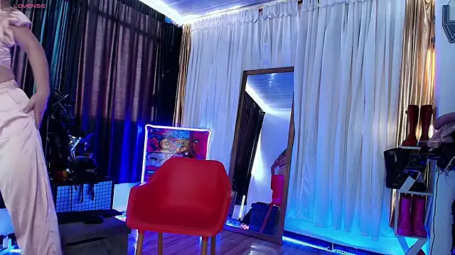 Snapshot of LatexDevil_Blondie chatting on February 2025 01:10:02 PM LatexDevil Blondie online show from February 2025 01:10:02 PM