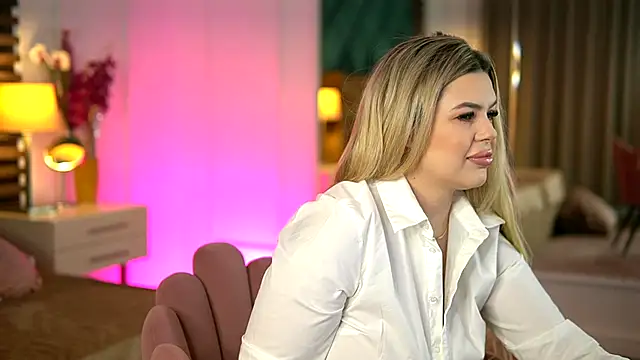 Snapshot of SophieBoobsX chatting on November 2025 05:35:02 AM SophieBoobsX online show from November 2025 05:35:02 AM