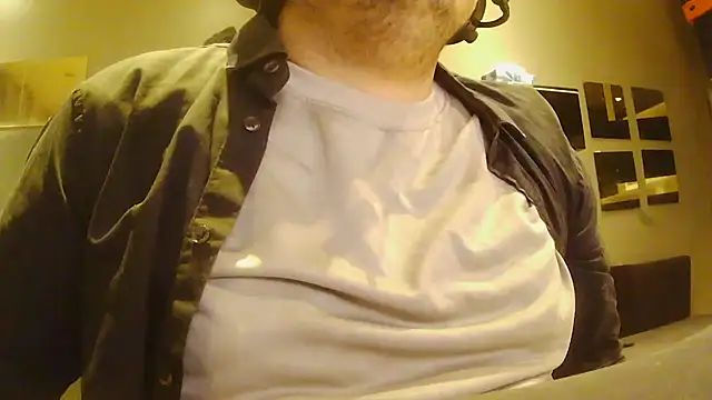 Snapshot of Bebemickey75 chatting on December 2025 05:24:02 AM Bebemickey75 online show from December 2025 05:24:02 AM