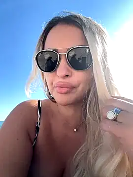 Snapshot of Denisse_Perry chatting on November 2025 02:17:02 PM Denisse Perry online show from November 2025 02:17:02 PM