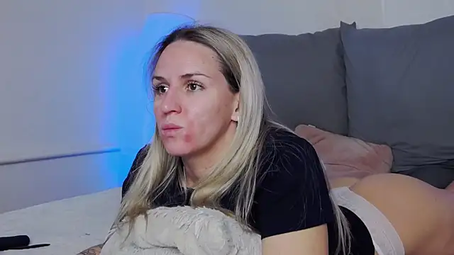 SofiJames online show from December 2025 06:30:02 AM