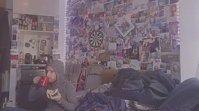 Snapshot of DownstairsSky chatting on February 2025 09:30:01 PM DownstairsSky online show from February 2025 09:30:01 PM