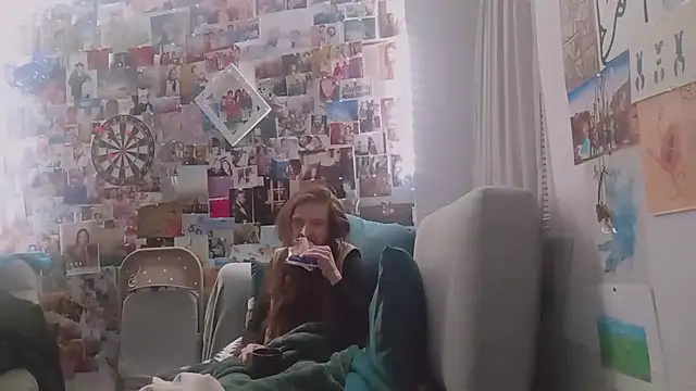 Snapshot of DownstairsSky chatting on March 2025 07:30:01 AM DownstairsSky online show from March 2025 07:30:01 AM