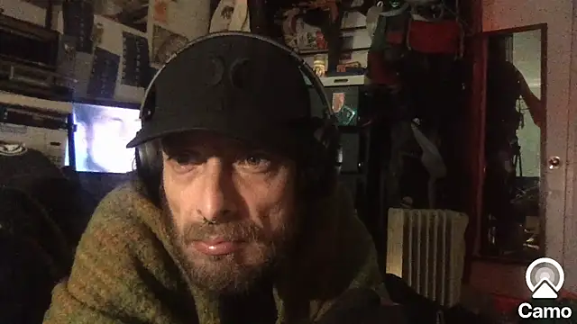 Snapshot of DownstairsSky chatting on October 2025 02:15:01 AM DownstairsSky online show from October 2025 02:15:01 AM