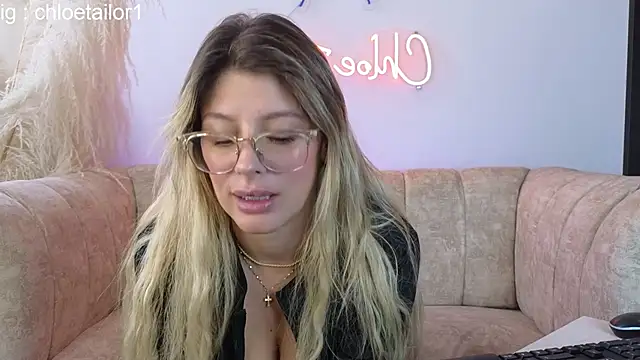 Snapshot of ChloeTailor_ chatting on February 2025 07:24:02 PM ChloeTailor online show from February 2025 07:24:02 PM