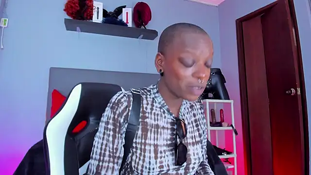 Coco Kiss online show from November 2025 07:02:01 PM