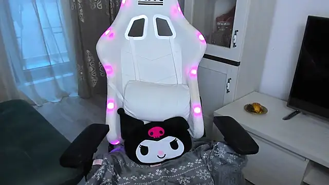 EveEvian online show from February 2025 04:07:01 PM