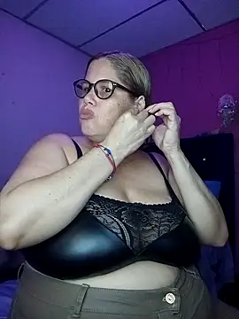 Snapshot of EllisW8 chatting on September 2025 11:28:01 PM EllisW8 online show from September 2025 11:28:01 PM