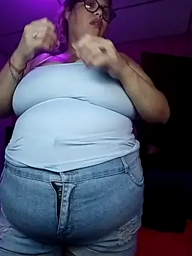 Snapshot of EllisW8 chatting on November 2025 11:01:02 AM EllisW8 online show from November 2025 11:01:02 AM