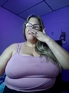 Snapshot of EllisW8 chatting on November 2025 11:48:01 PM EllisW8 online show from November 2025 11:48:01 PM