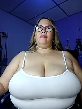 Snapshot of EllisW8 chatting on November 2025 12:43:02 AM EllisW8 online show from November 2025 12:43:02 AM