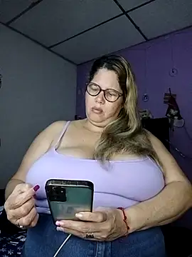 Snapshot of EllisW8 chatting on December 2025 12:14:02 PM EllisW8 online show from December 2025 12:14:02 PM