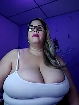 Snapshot of EllisW8 chatting on December 2025 12:03:02 PM EllisW8 online show from December 2025 12:03:02 PM