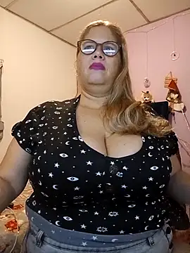 Snapshot of EllisW8 chatting on December 2025 11:37:01 AM EllisW8 online show from December 2025 11:37:01 AM