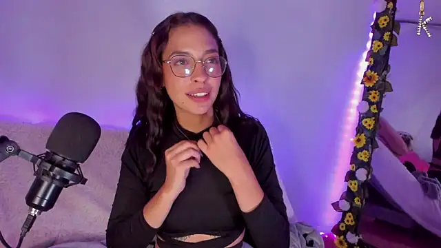 Snapshot of KATERAW chatting on January 2025 03:43:02 AM KATERAW online show from January 2025 03:43:02 AM