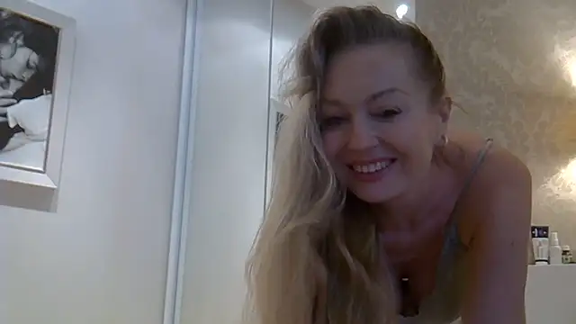 Snapshot of ZarinaSwift chatting on June 2026 06:29:02 AM ZarinaSwift online show from June 2026 06:29:02 AM