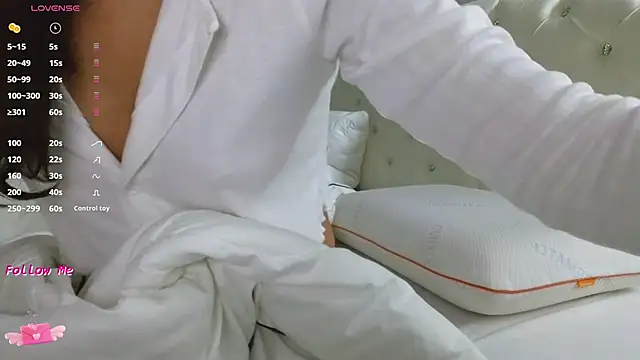 Snapshot of LaraSkinny chatting on November 2025 02:23:02 AM LaraSkinny online show from November 2025 02:23:02 AM