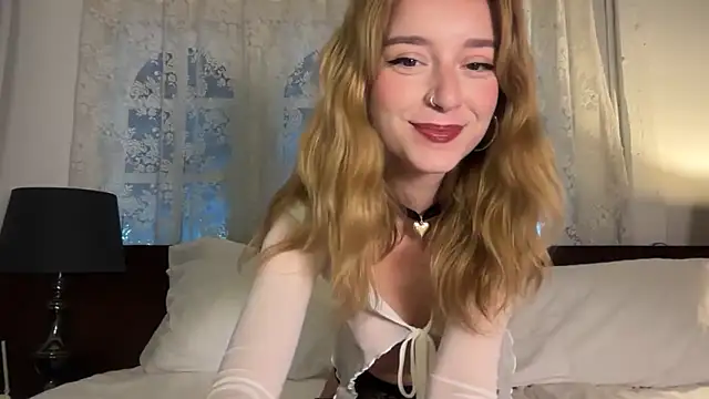 Snapshot of SirenaBelle chatting on May 2026 11:42:01 PM SirenaBelle online show from May 2026 11:42:01 PM