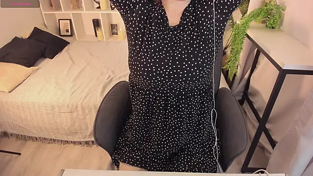 ZoeEast online show from November 2025 01:00:02 PM