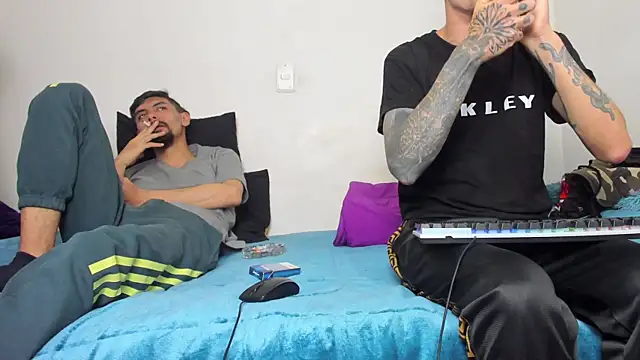 Aaron BigDickxxx online show from April 2026 06:39:01 PM