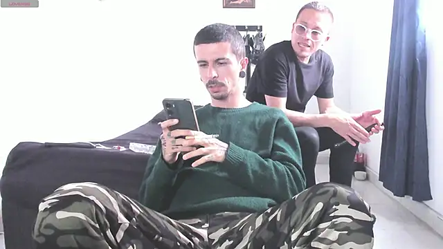 Snapshot of Aaron_BigDickxxx chatting on May 2026 05:42:02 PM Aaron BigDickxxx online show from May 2026 05:42:02 PM