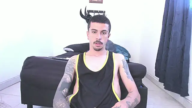 Snapshot of Aaron_BigDickxxx chatting on May 2026 03:50:01 PM Aaron BigDickxxx online show from May 2026 03:50:01 PM