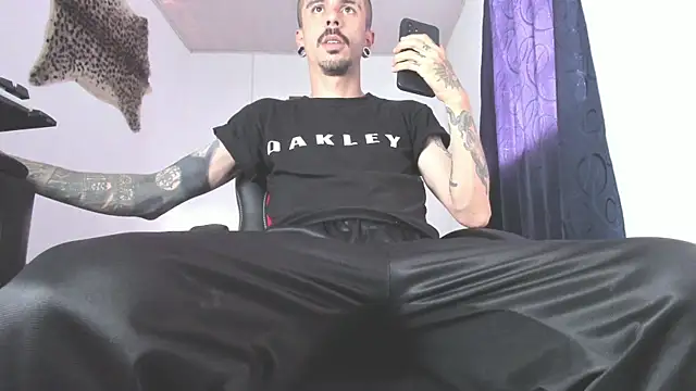 Snapshot of Aaron_BigDickxxx chatting on June 2026 08:32:02 PM Aaron BigDickxxx online show from June 2026 08:32:02 PM