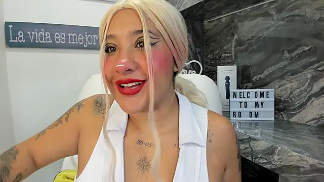 Snapshot of miss_danika chatting on November 2025 11:09:01 AM miss danika online show from November 2025 11:09:01 AM