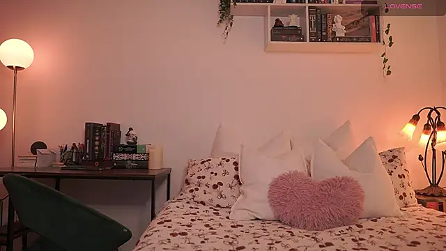 Snapshot of EmilyxRose_- chatting on March 2025 06:01:01 PM EmilyxRose - online show from March 2025 06:01:01 PM