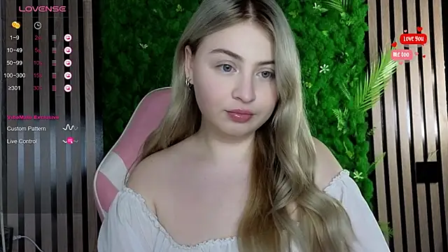 Snapshot of shy_blondiee chatting on October 2025 10:04:01 PM shy blondiee online show from October 2025 10:04:01 PM